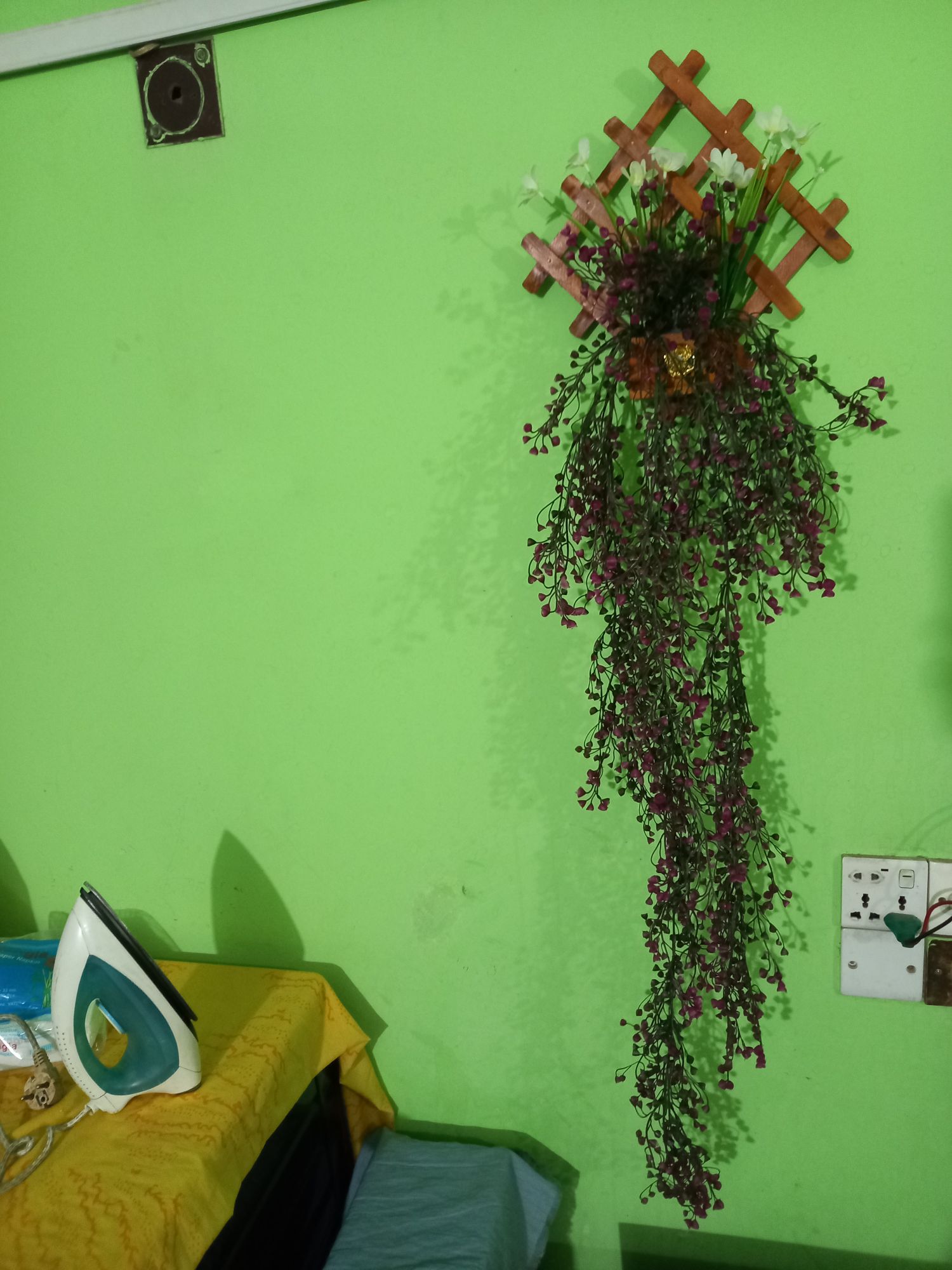 0756499_artifical-flower-exclusive-lota-or-creeper-with-unique-wood-hanger-free-for-unique-wall-decoration