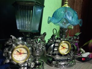 Table Lamp with Clock & Showpiece – Multi-Purpose Decorative Piece