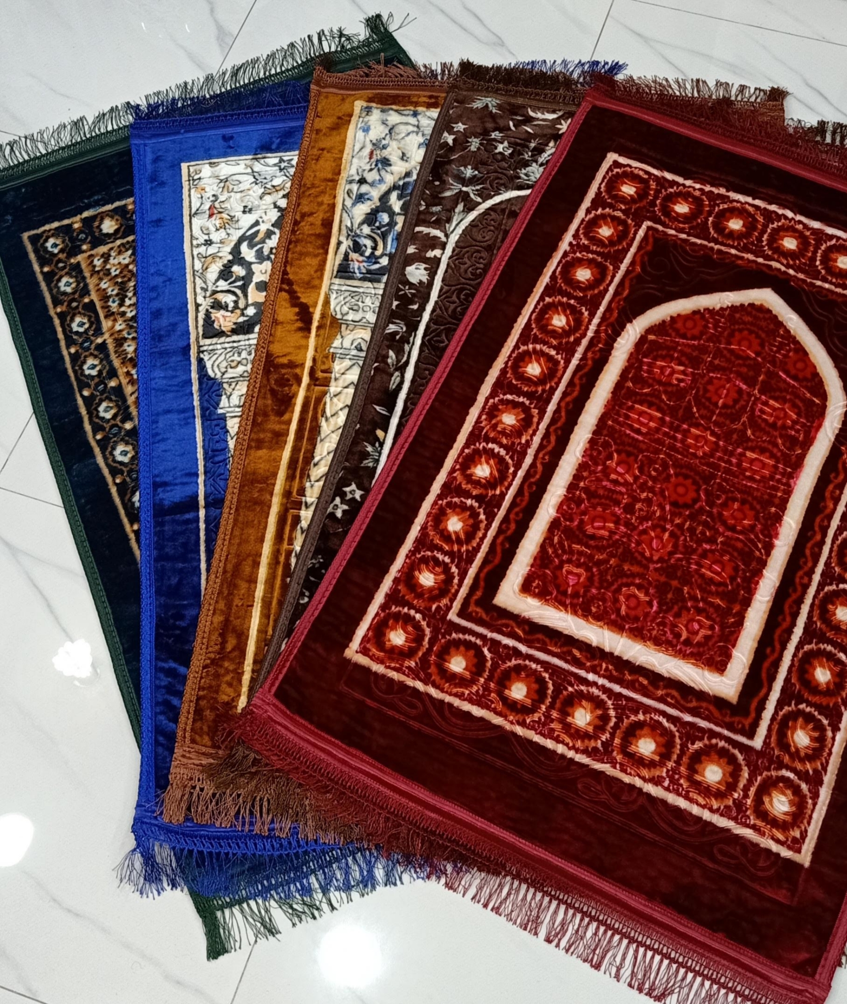 0908320_china-prayer-mat-jaynamaz-extra-soft-velvet-mixed-red-colour-form-golden-plus