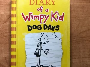 Dog Days (Diary of a Wimpy Kid, Book 4)